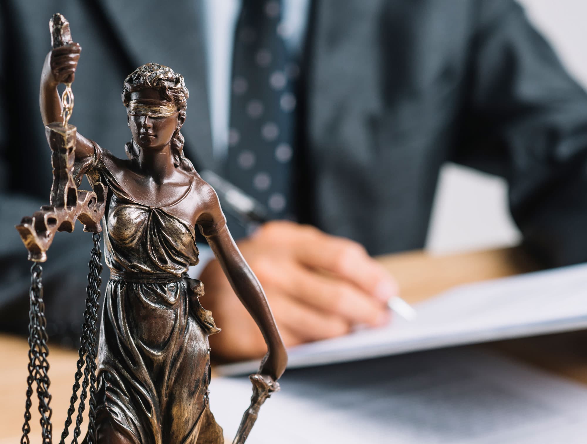 Estatua de la Justicia y abogado