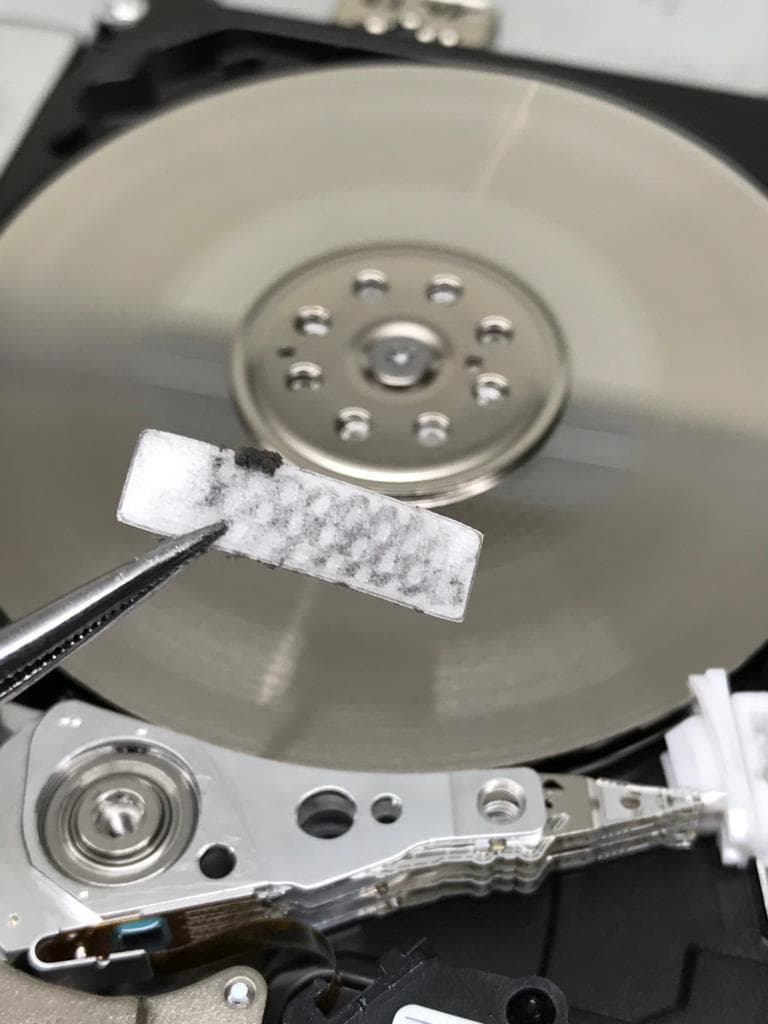 Apertura de disco duro en laboratorio forense