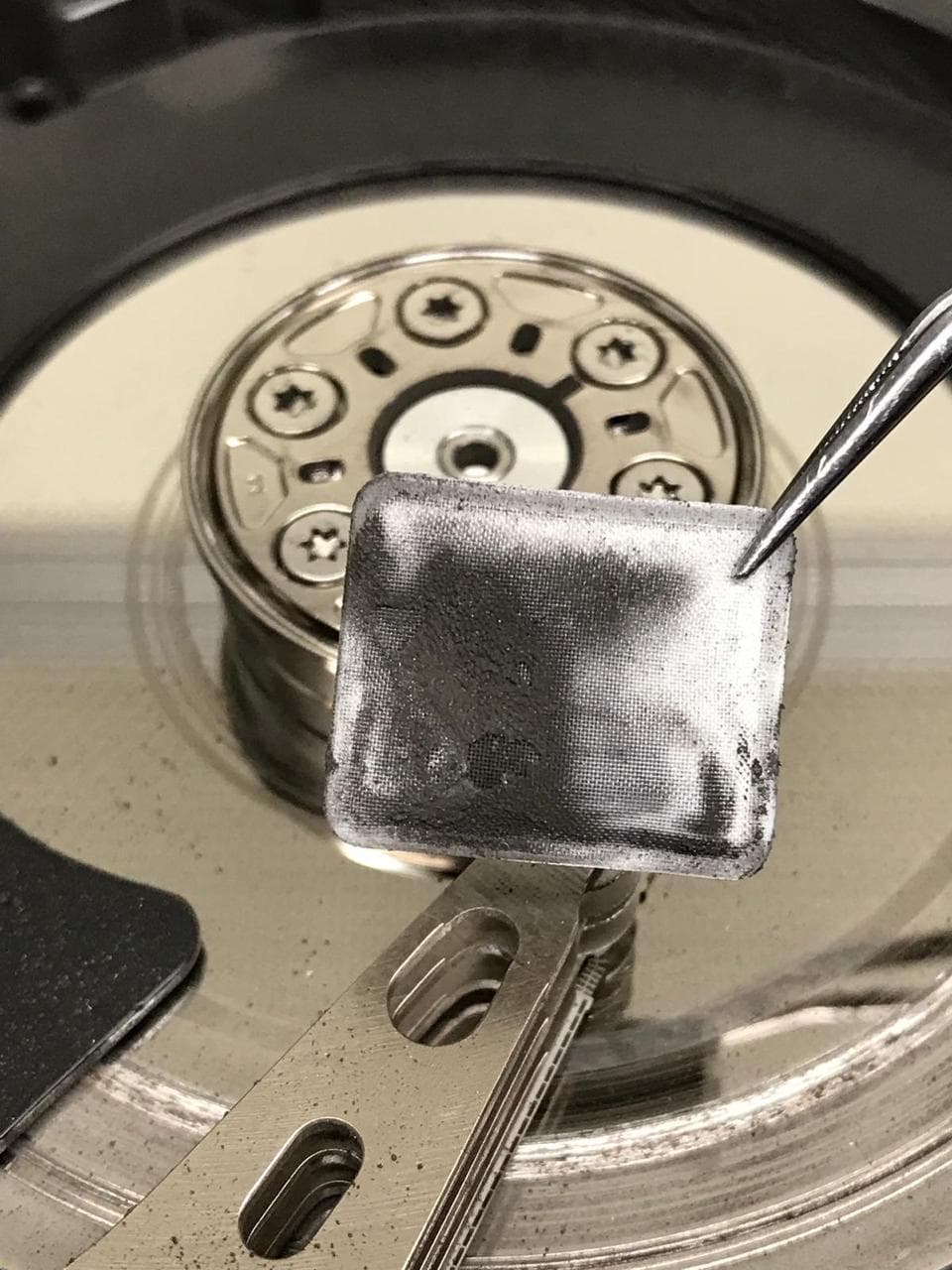 Cabeza lectora de disco duro bajo análisis