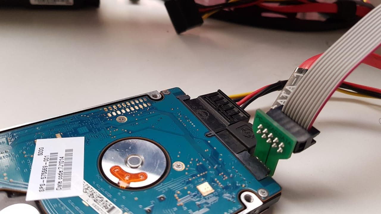 Conexión SATA en disco duro para recuperación de datos